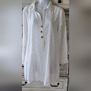 White Button-Up Blouse with Textured Pattern. Long Length, Light Weight    sz M